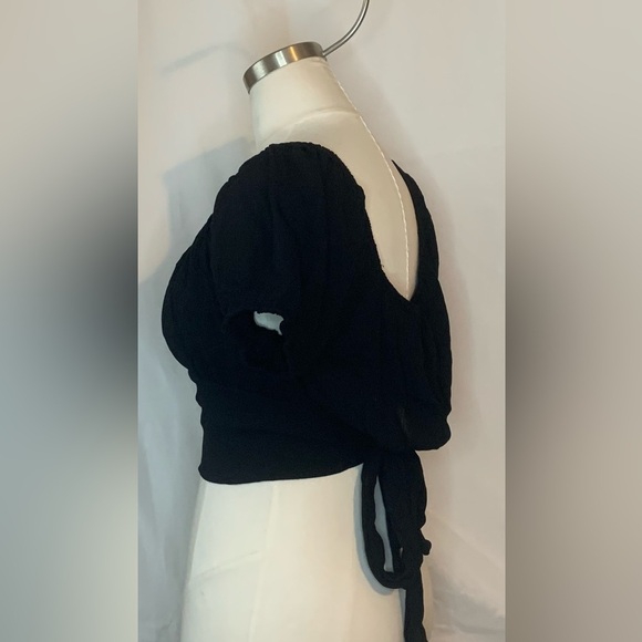 Women’s Black Puff Short Sleeve half top
NWOT! dark Academia elevated - Picture 3 of 3